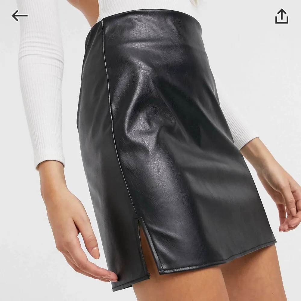 Oanvänd skinn-imitation kjol från Collusion. . Kjolar.