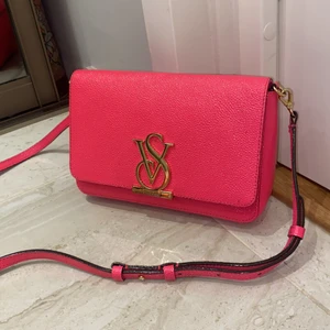 victorias secret väska - super härlig neon färg, så fin när man är brun! köpt för 1,500kr och har kvar kvittot, sparsamt använd och är som helt ny bortsett från de små reporna på VS märket