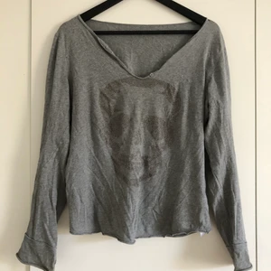Långärmad tröja från Zadig! - Långärmad tröja från Zadig & Voltaire! Strl M, säljes för 150 kr. Kan mötas upp i Linköping, eventuellt Stockholm annars står köpare för frakt. 
