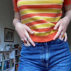 Vintage topp🌈🧡💛 - Så fin stickad randig t-shirt med helorange baksida, särskilt bra till vår och höst då den är varm men ändå lätt. Inga defekter🌻