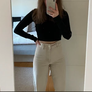 Beigea jeans - Jag köpte de på tise men de är ursprungligen från zara. Insydda några cm längst ner men det är inget som syns. Använda några få gånger. Passar någon som är runt 160cm. Nypris är runt 400kr. 