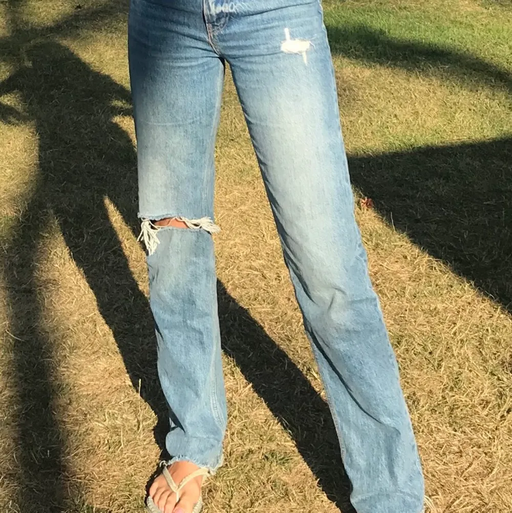 Raka zara jeans som tyvärr är för korta. Så snygga😍 har två hål och slits längst ner på båda benen👌🏽 Midwaist, modellen är loose nertill men sitter mer slim upptill💕 Bra skick och inga fläckar eller nya hål. Storlek:36 . Jeans & Byxor.