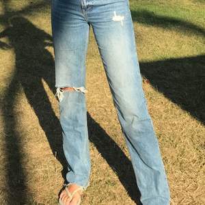 Raka zara jeans som tyvärr är för korta. Så snygga😍 har två hål och slits längst ner på båda benen👌🏽 Midwaist, modellen är loose nertill men sitter mer slim upptill💕 Bra skick och inga fläckar eller nya hål. Storlek:36 