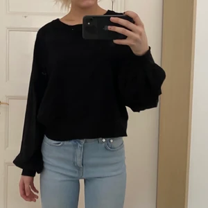 Monki tröja, strl M - En fin och skön svart basic tröja ifrån Monki. Passar bra även som S men den är i storlek M ❤️
