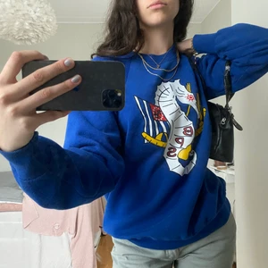 Blå Lee sweatshirt  - Så fin blå sweatshirt från Lee med coolt tryck!! Om fler är intresserade blir det budgivning!