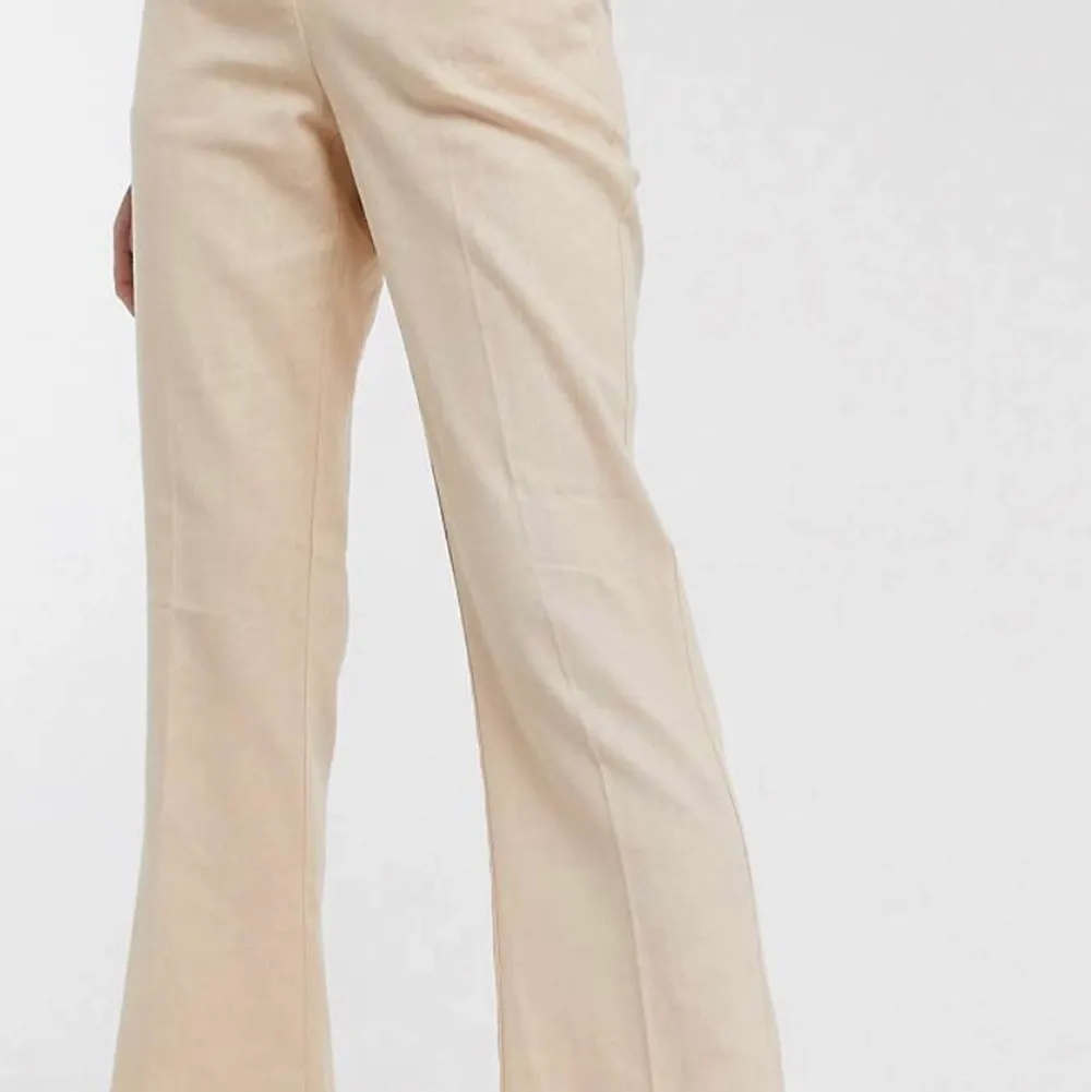 Säljer dessa helt oanvända beiga linnebyxor från märket Vero Moda! Super skönt nu till sommaren💙💙 Skriv privat vid intresse🦋🦋💛💛. Jeans & Byxor.