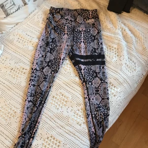 Stronger - Säljer ett par jättefina träningsbyxor från stronger i storlek S/M . Köpte för 500 kr säljer för 300kr. De är väldigt mjuka och sköna och är högmidjade kan verkligen rekommendera, säljer dem för att färgen passar inte mig🥰🥰