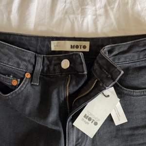 Oanvända jeans med croppade ben, Topshop, grå/svarta med slitningar vid byxbenet slut. Rak modell. 