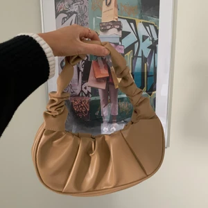 Trendig väska  - Supersnygg brun väska som ej kommer till användning, nyskick 