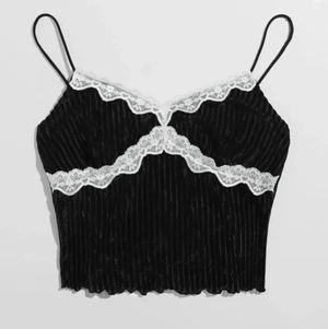 Topp med vit spets - Fin topp med vit spets runt brösten, det vita gör så det blir lite push-up vilket jag själv tycker är fint. 💗 köparen står för frakt 📦💜