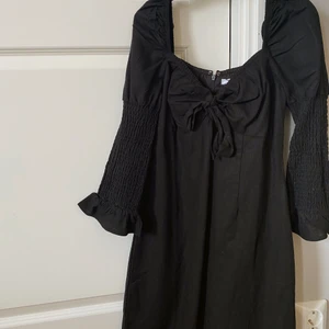 Svart mini klänning - Klänning i linne liknande material, aldrig använd