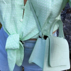 Grön väska - Supersöt mintgrön väsja ifrån otherstories! Säljes pga att den inte används