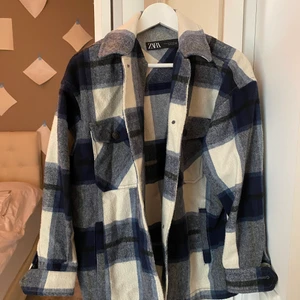 rutig vårjacka - fin blå vit rutig vårjacka från zara! 💕använde den mest förra våren men men nu kommer den inte till användning like mycket! 😋