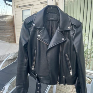 Skinnjacka Zara Strl S - Snygg skinnjacka från Zara i storlek S. Jackan är i mycket bra skick. Säljes för 300 kr, exklusive frakt. 💛