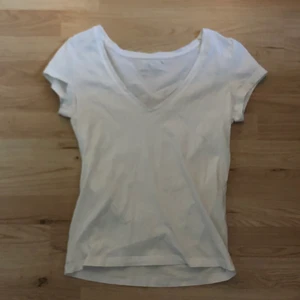 Only T-Shirt  - Vit urringad t-shirt från Only i strl S. Jätte fin tröja och inga fläckar men ganska genomskinlig. Älskar den men får ingen användning av den tyvärr. 