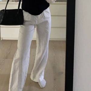 Linnebyxor - Vita linnebyxor från nakd i strl 34, men sitter mer som en 36. Superfint skick! Höj bud med minst 10kr. Frakt tillkommer