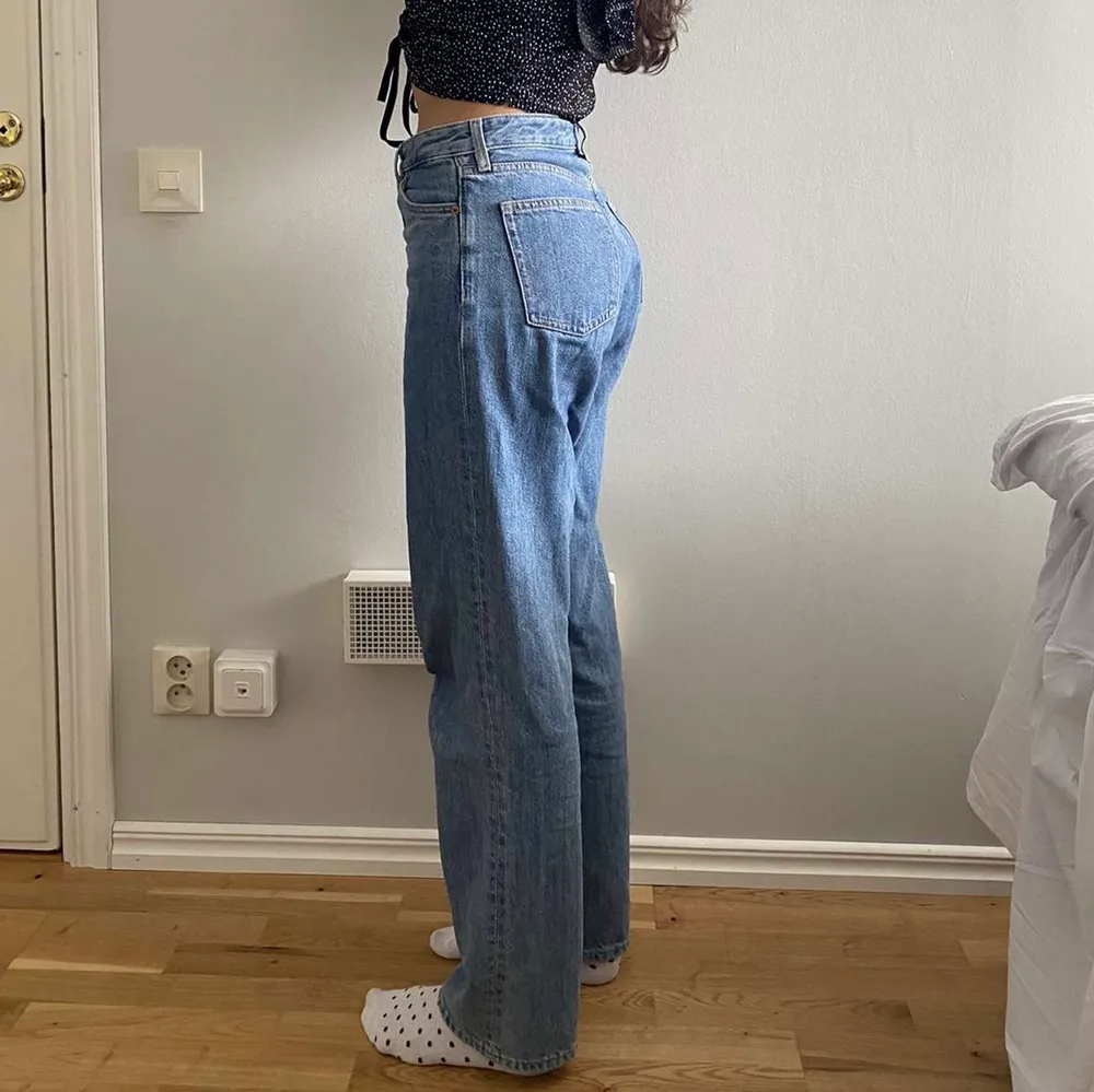 Modellen Taiki från Monki❣️ De skönaste jeansen jag äger, jag har långa ben och de går ner hel vägen🤪 exklusive frakt 😋 bara att skriva om du funderar på något <3. Jeans & Byxor.