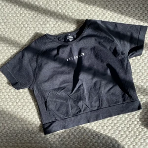 Crop top - Relode - Oanvänd topp från Relode! Köpt för 400, säljer för 200 kr + frakt 🖤