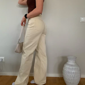 Junkyard Wide Leg Jeans  - Ett par nästan helt oanvända beiga utsvängda jeans från Junkyark strl 27 (brukar ha strl 34/36 i byxor som ni kan jämnföra er med, passar er som har 38 också då de beror på hur du vill jeansen ska sitta🙌🏻 väldigt trendiga och pga nyskick säljer jag för 350kr + frakt🥰 nypris: 500kr