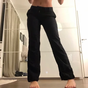 STOCKH LM KOSTYMBYXOR  - Säljer nu dessa super fina kostymbyxor ifrån stockh lm!! De är lågmidjade och passar dig som är från xs-m beroende på hur du vill att de ska sitta. Jag är sjölv s-m mer är s hållet! Frakten ingår inte i priset, Budaa!!❤️❤️