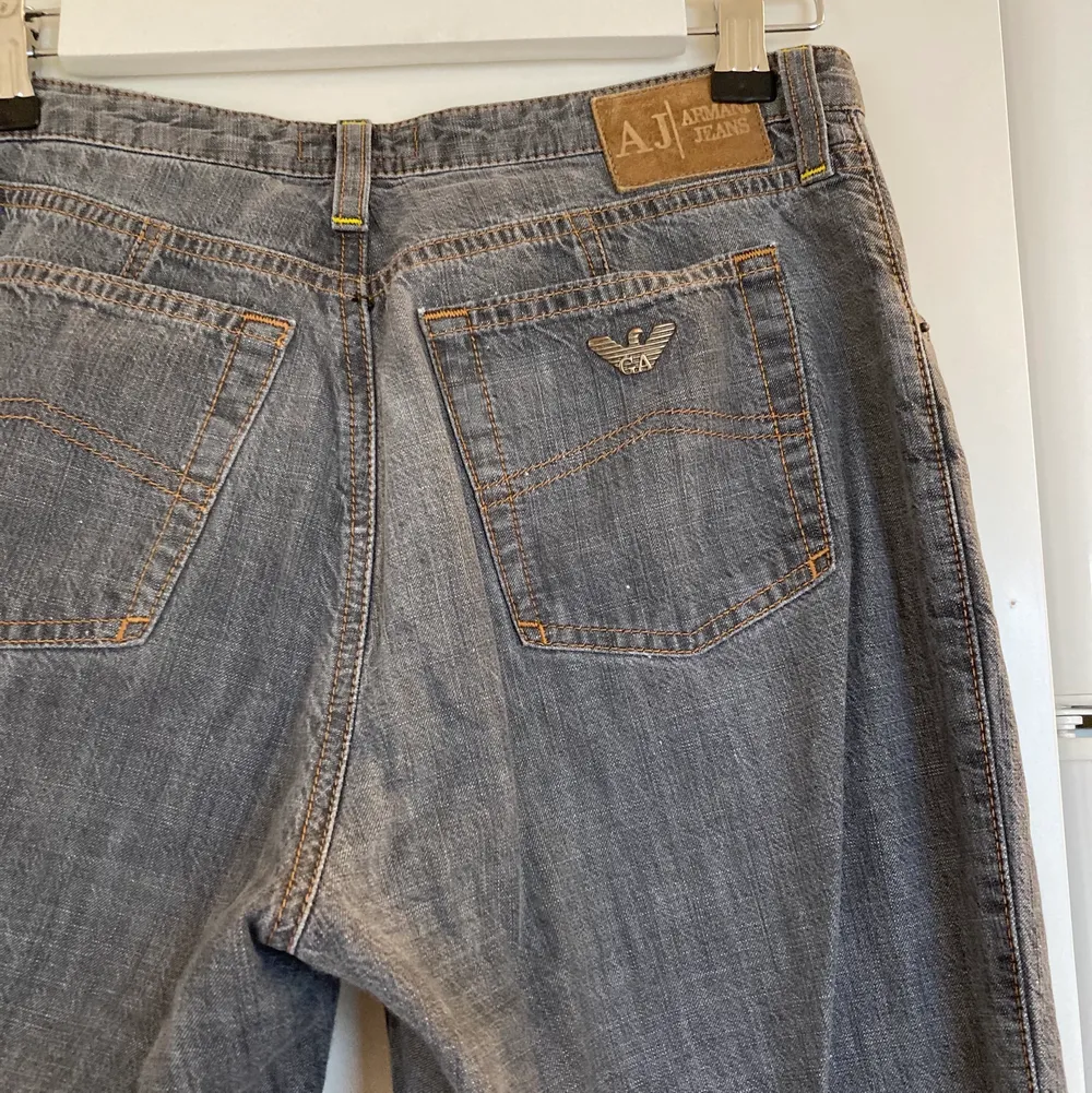 Grå vintagejeans från Armani i strl 29! Är i en bootcutmodell, använda men i bra skick! . Jeans & Byxor.