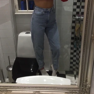 Ett par jeans i stl 34/36 - Detta är ett par blåa jeans som är vädligt bekväma och är långa längst benen.