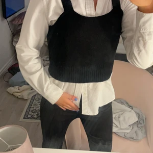 Topp - Säljer denna topp min mamma köpte till mig. Inte riktigt min stil så bättre att en annan kan ta över den. St L men passar definitivt en S/M, de är små i storlekarna. Kan både användas bara som den är eller ballt med en skjorta under. Helt oanvänd