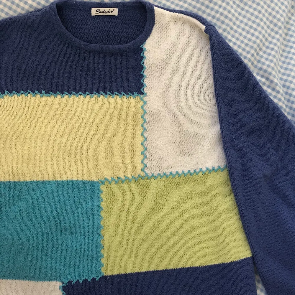 säljer denna snygga vintage flerfärgad stickad tröja <3. Stickat.
