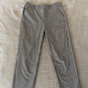 Kostymbyxor strl S - Jag säljer dessa byxor som inte kommer till användning, bra skick då de inte har använts många gånger🖤