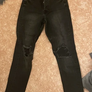 Svarta jeans med hål i knäna - Dessa har jag inte använd i 1 helt år, dem är som nya och rena.