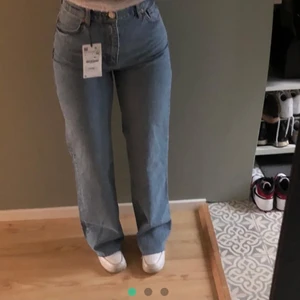 Fina jeans - Säljer dessa super fina helt oanvända jeansen från zara i strlk 34. De är super sköna men säljer då jag råkade klicka hem två! Nypris 400kr+frakt Mitt pris 200kr+frakt💕 Buda om fler är intresserade!