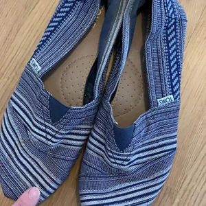 Toms skor ☀️ - Har en rund dov fläck på högra skon (obehandlad) och märket baktill har rykts av på ena skon annars i bra skick. Jättefina och inköpa i Toms butik i New York. Kan hämtas i Telefonplan eller skickas mot porto 💫