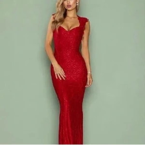 Balklänning - Säljer denna härlighet från NLYEVE. Röd balklänning med spetsmönster, stretchig och skön, vadderad vid bysten. Fint skick, köpt på Plick men säljer vidare då jag hittat en annan jag hellre vill ha. Är 166cm å har normalt strl S/M 