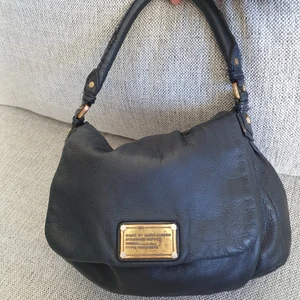 Marc by Marc Jacobs lil ukita handväska  - Snygg tidlös väska från marc jacobs. Modell lil ukita. Färg svart. Pris 900 kr 