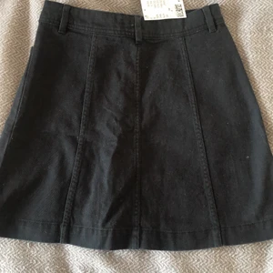 Svart fin kjol 💗 - Oanvänt plagg som är för liten för mig, stl 34 . Fickor på framsidorna och knappar på framsida  💗