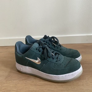 Nike Air Force 1 38.5 - ✨Priset är prutbart✨       Säljer nu mina balskor! Använda fåtal gånger då jag tycker att de är lite svårmatchade med min stil men fortfarande såååå snygga! Priset är inkl. 80kr frakt nypris: 1200 ish        !!!!OBS!!!! Frakten står som gratis då den är inräknad i priset!!!!
