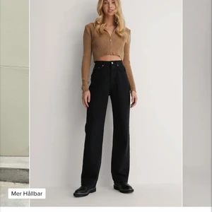 NAKD jeans svarta - Säljer mina svarta jeans från NAKD då jag vill ha ett par andra! Skriv. för fler bilder. 