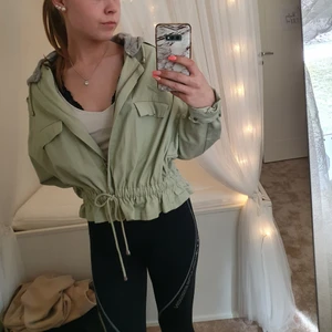 Tunn Jacka i storlek XS  - Mint färgad, tunnare jacka med avtagbar luva. Säljes då jag inte känner att den passar mig och min stil. Aldrig använd, men inköppt för ca 3 år sedan. Kommer ej ihåg från vart! Kan skickas om det är så!