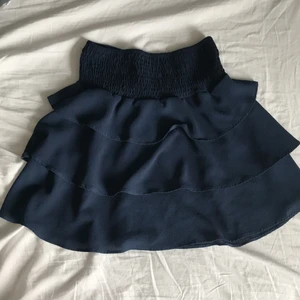 Vollangkjol - Efterfrågar marinblå vollangkjol ifrån VERO MODA. Perfekt till vår/sommar😄😄 budgivning om många är intresserade!!