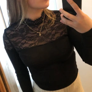 En svart tröja med spets - Funkar att klä ner och klä up😁❤️, bra kvalitet har bara änvänt tre gånger 