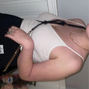 Fin body - Jätte fin body, använd få gånger. Minns inte riktigt vart den är ifrån men de e bara skriva om jag ska kolla lappen☺️ den passar allt mellan xs-m💗 väldigt fin och bekväm, köparen väljer och står för frakten💗 priset kan diskuteras 