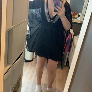 Hunkemöller strandklänning i strl M  - Svart strandklänning från Hunkemöller i strl M 