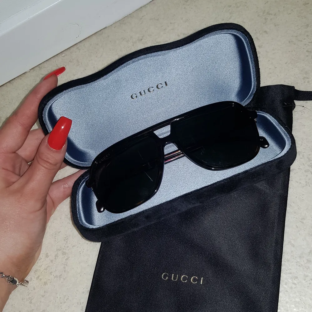 Säljer ett par jätte snygga Gucci solglasögon som endast stått som prydnad! De är ej använda och är därför i ett väldigt bra skick🥰 ❗ÄR ÄKTA OCH KVITTO MEDFÖLJER❗Fodral, dustbag och putsduk medföljer också! Är snygga på vem som helst!! Köparen står för frakten!❤ Ordinarie priset för dom är 2 750!!!. Accessoarer.