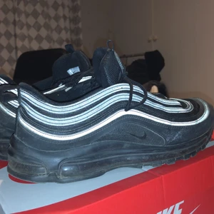 Nike air Max 97 tripple black storlek 45 - Skorna är storlek 45 och är inköpta i oktober från asos.com och har använts inomhus på gymmet. Kartong medföljer.