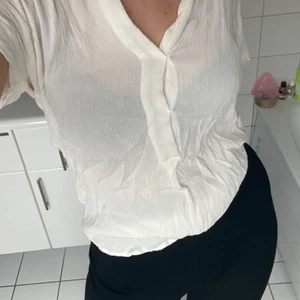 Vit skjorta med korta armar - Skjorta med skrynkligt mönster utan armar (som en T-shirt typ) 💕 lite oversized