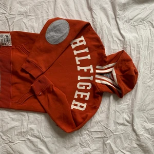 Tommy Hilfiger Hoodie  - Tommy Hilfiger Hoodie storlek M i barnstorlek 