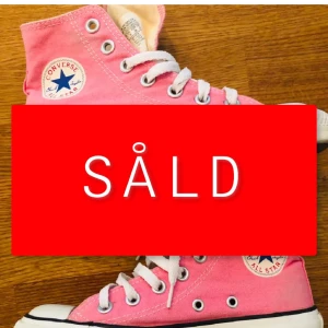 Rosa converse  - Converse använda 1 gång, köpta i USA. Stolek 35. Säljer för dom tyvärr är för små🥺 vill bli av med dom snabbt därför billigt pris. Hämtas vid Mariatorget eller fraktas men då betalar du frakten:)