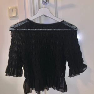 Svart topp - En jättefin typ refflad mesh topp från Gina Tricot. Storlek S. Aldrig använd! 🤍🤍