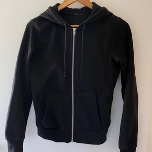 Svart hoodie - Vanlig svart ziphoodie