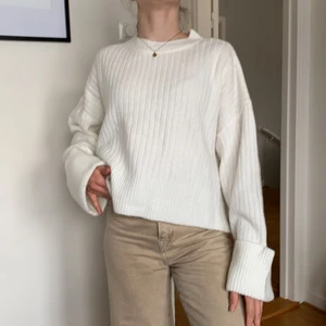 Dilvin vit stickadtröja XS - Dilvin vit stickadtröja! Oversized passform! Bra skick och i storlek XS💞